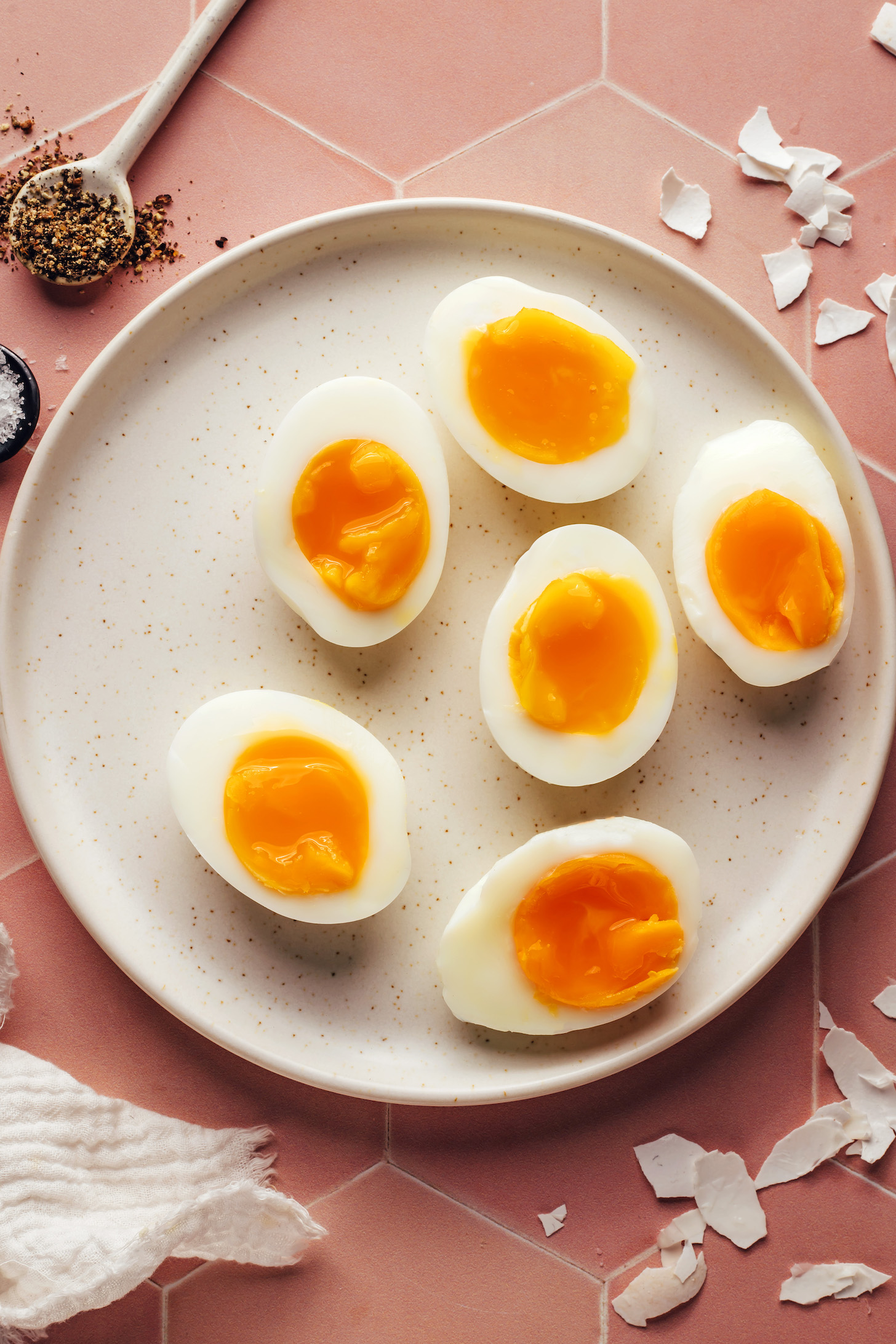 Plato de huevos de mermelada con claras y centros de mermelada perfectamente colocados