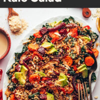Imagen de ensalada de col rizada con verduras asadas y quinoa crujiente