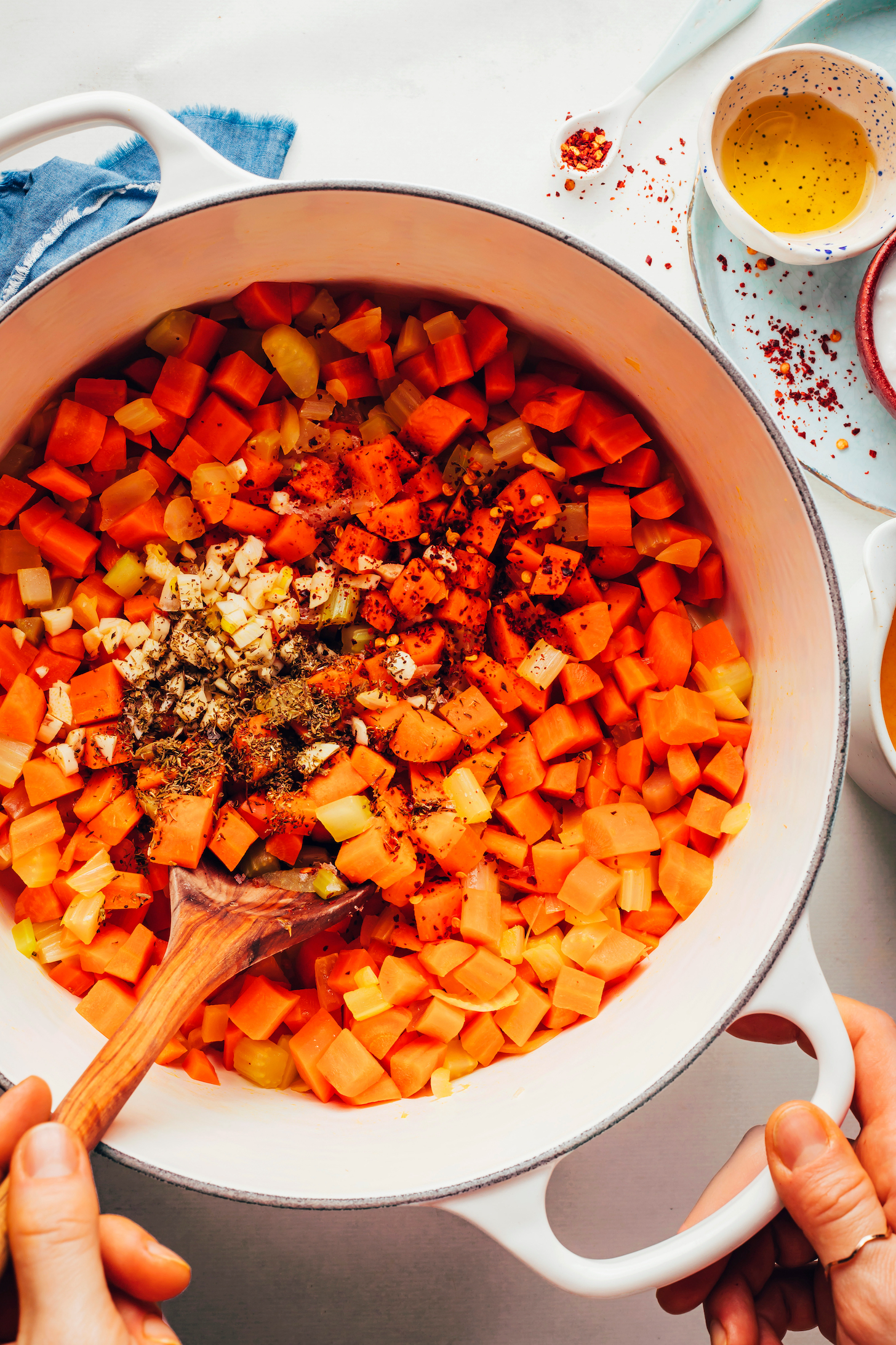 Обжаривание лука, моркови, сельдерея и чеснока с сушеным тимьяном и хлопьями красного перца