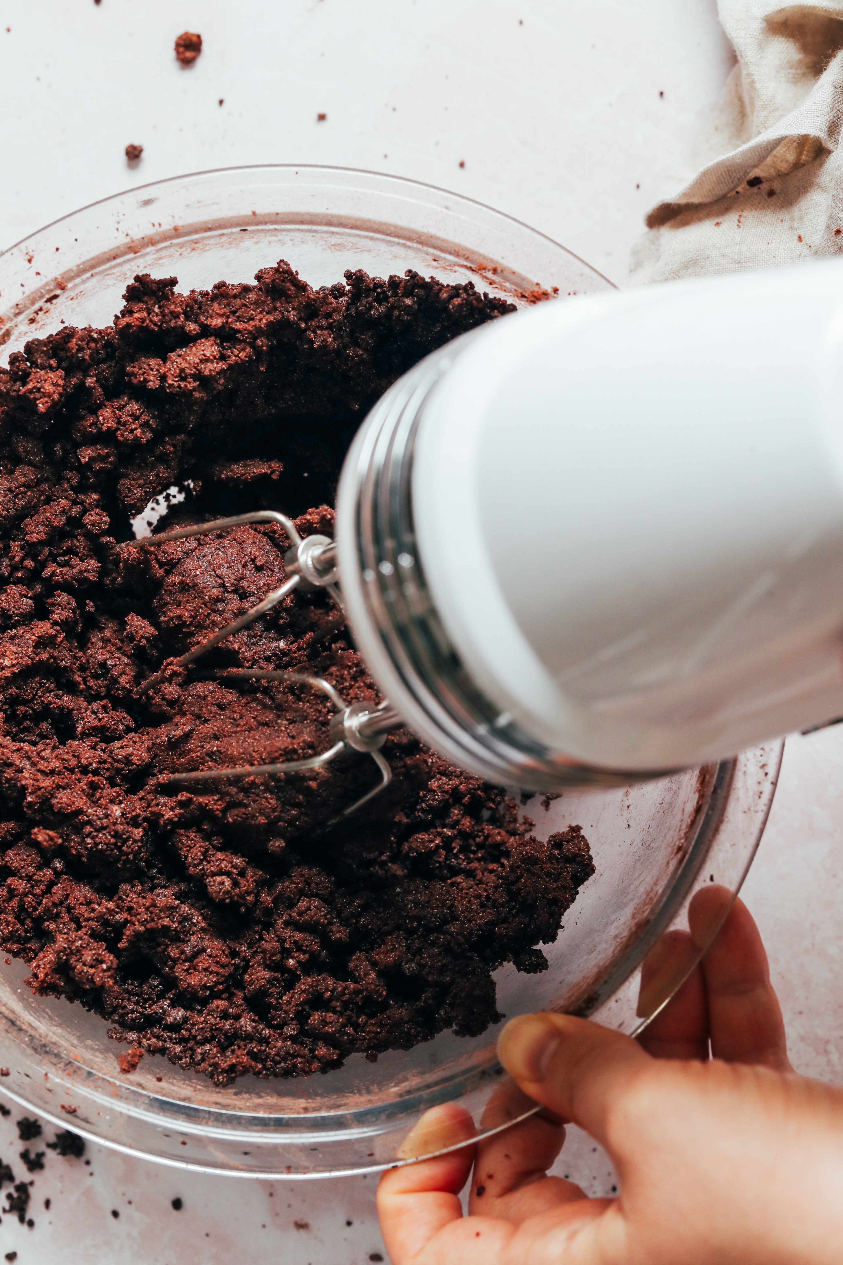 Usando una batidora de mano para mezclar una masa de galleta de chocolate