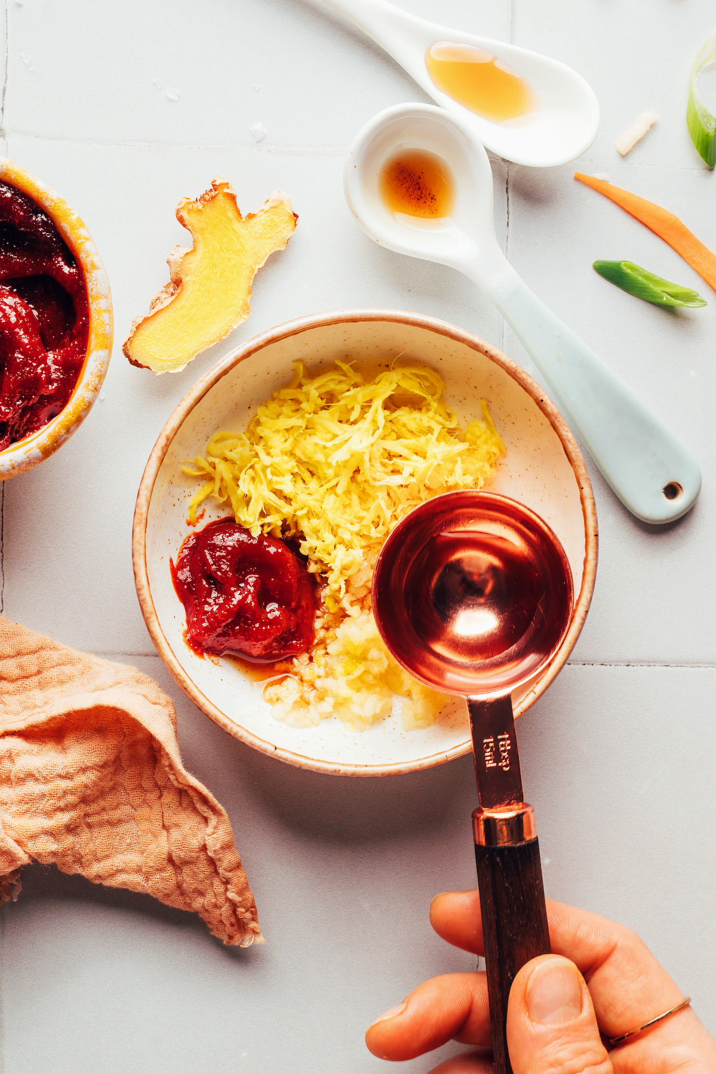 Rendelenmiş zencefil, sarımsak ve gochujang üzerine pirinç sirkesi dökmek