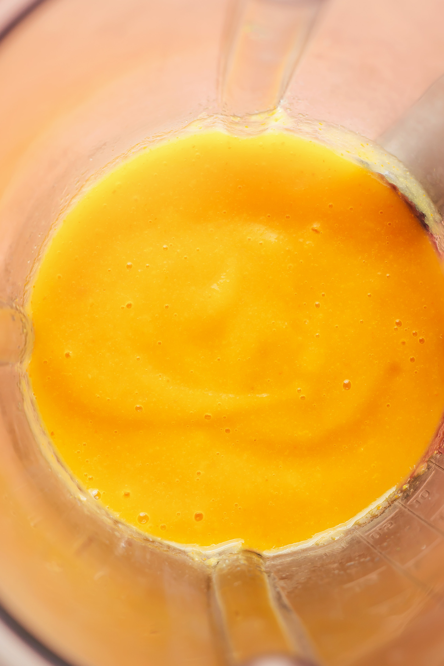 Mango, portakal suyu ve kabuğu rendesi, limon suyu ve akçaağaç şurubunun harmanlanmış karışımı