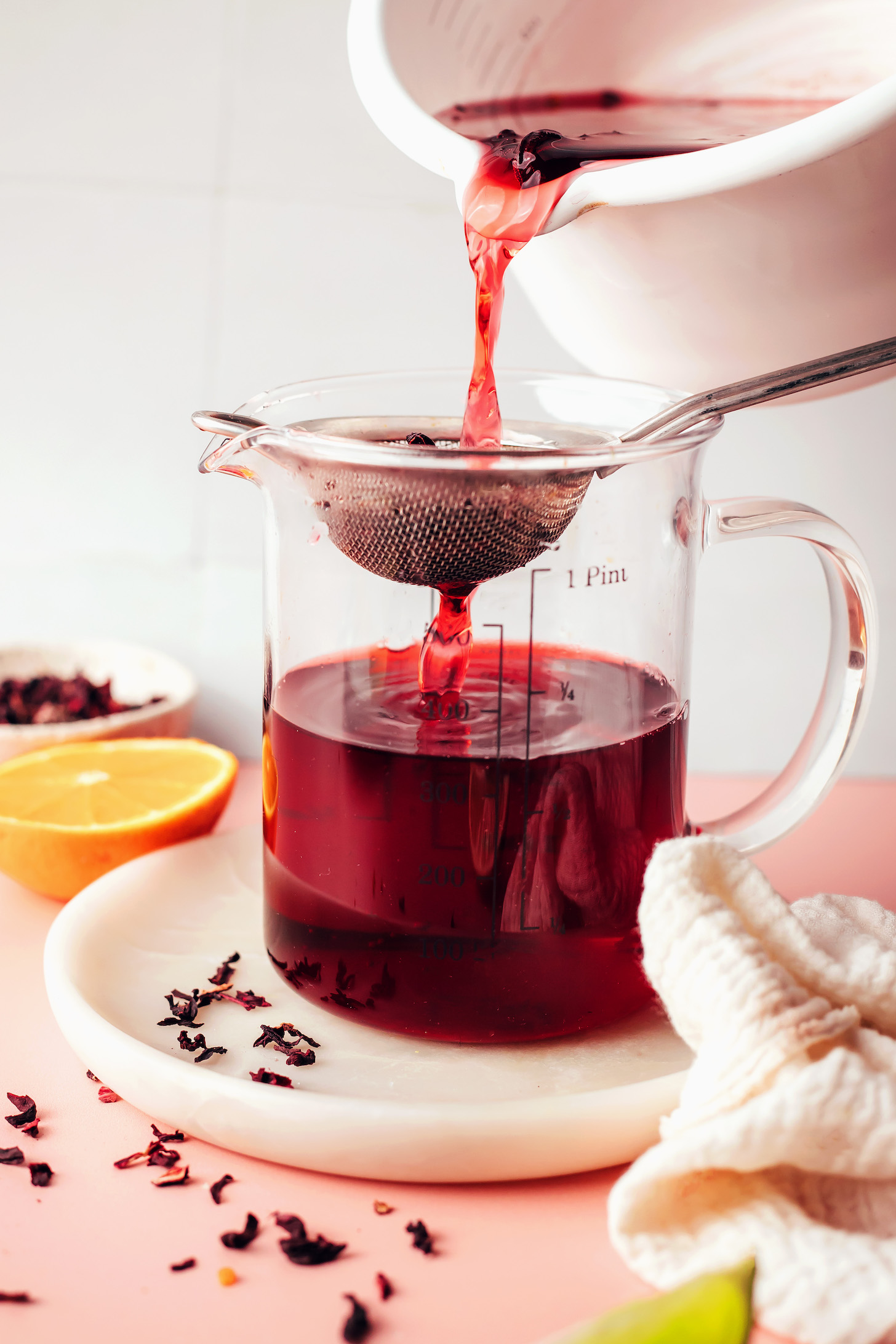 Colar el té de hibisco en un vaso medidor