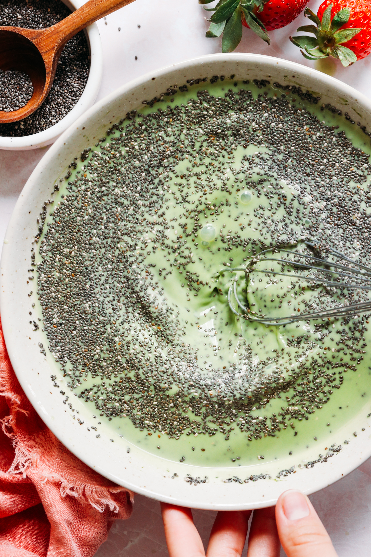 Batir las semillas de chía en una mezcla de matcha verde vibrante