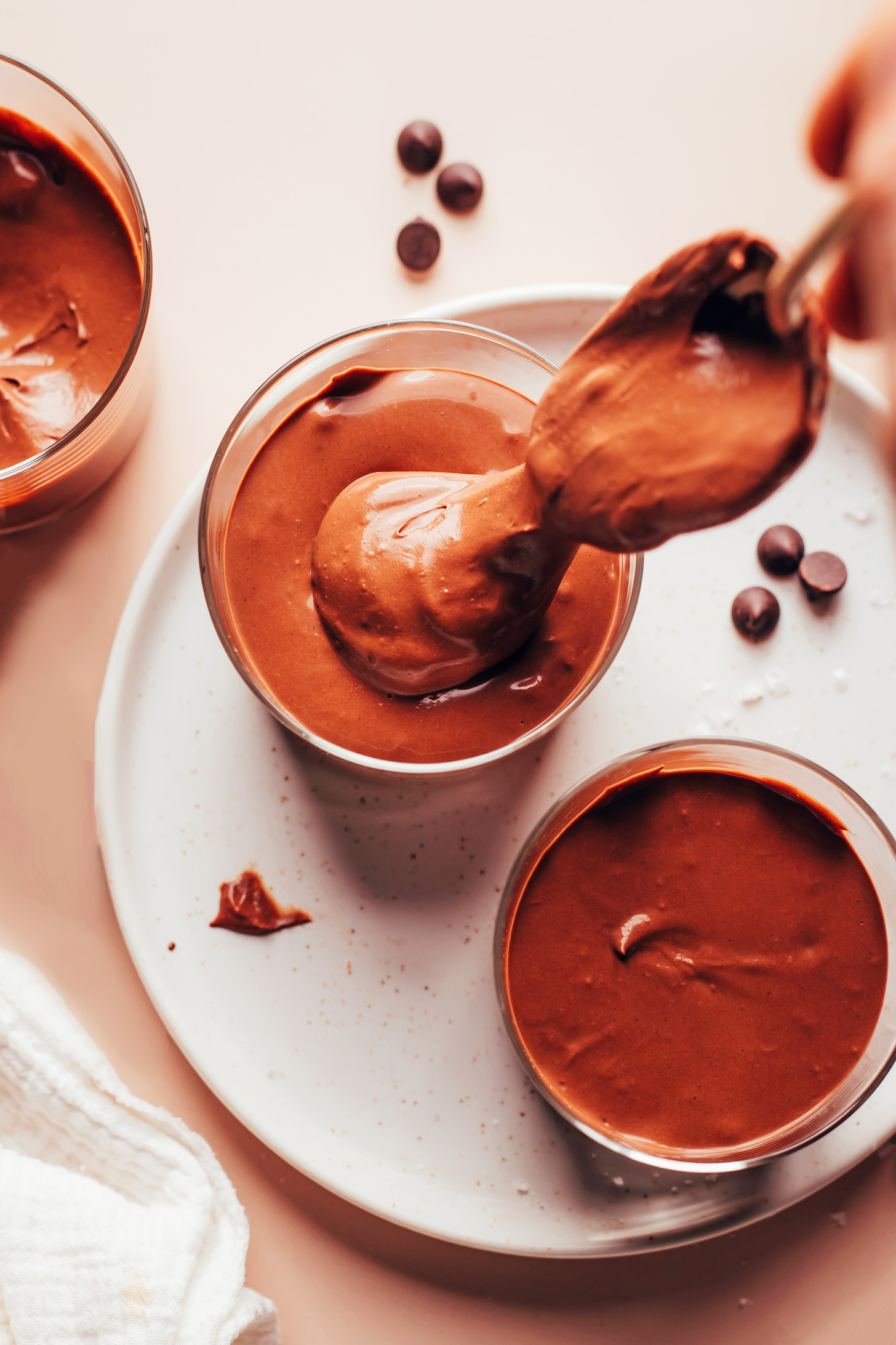 Çikolatalı krema karışımını tatlı bardaklarına aktarma